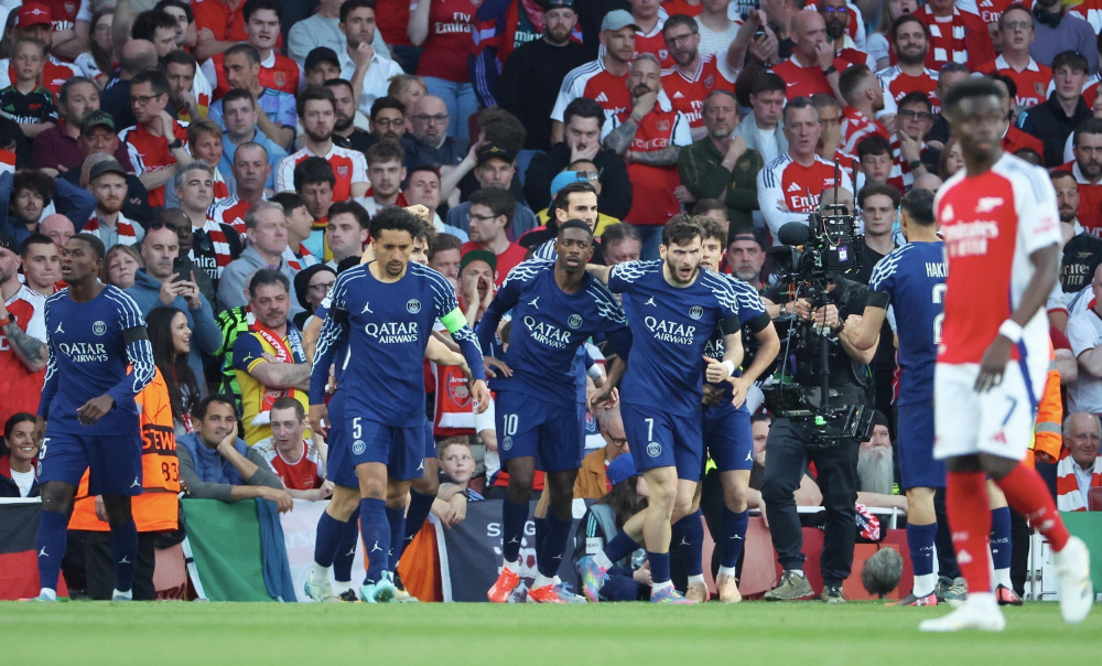 拜仁球迷不顾阻拦和处罚燃放烟火，高层因此在看台上频频摇头（拜仁球迷无视劝阻与处罚燃放烟火，高层在看台连连摇头）