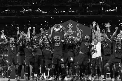 篮球篮网结束连败，全队积极庆祝