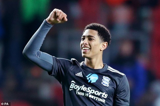 不是队服是奥运照！樊振东12月赛程海报引爆“情怀杀”