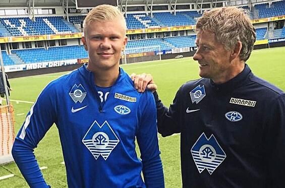 詹姆斯关键时刻连拿10分创赛季新高，头戴皇冠引球迷欢呼模仿（詹姆斯关键时刻连得10分刷新赛季新高，戴皇冠庆祝点燃球迷模仿热潮）