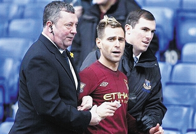 接锅球！进攻时间耗尽&险些失误 谢泼德接亚当斯传球压哨三分命中（进攻读秒险些酿失误，谢泼德接亚当斯妙传压哨三分命中）