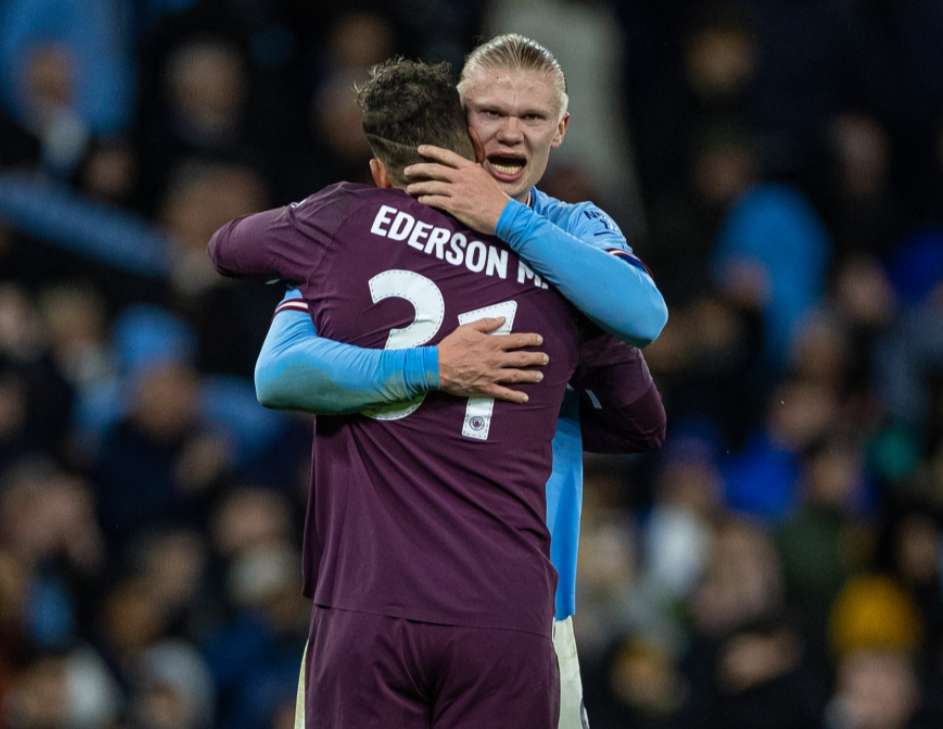 一家人整整齐齐！曼联官方晒25／26赛季合影：男女全队出镜（曼联发布25／26赛季全家福：男女一线队齐齐出镜）