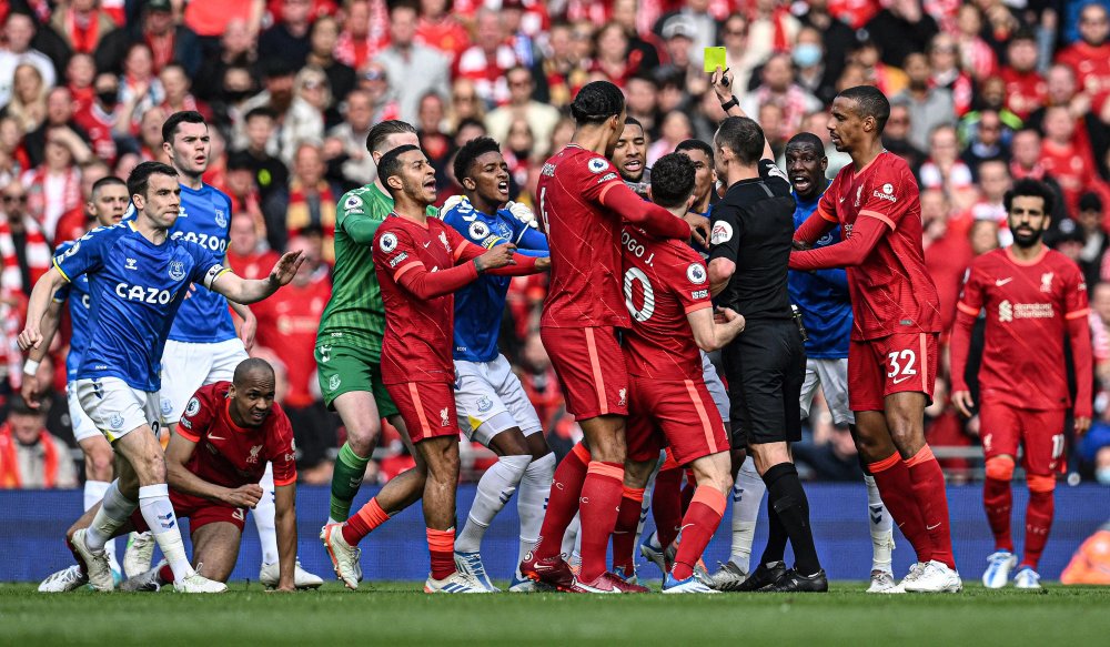 《战术护目镜：高科技如何帮助外野手对抗刺眼的阳光？》